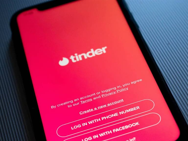 Estas son las cinco mentiras más comunes entre los usuarios y usuarias de Tinder