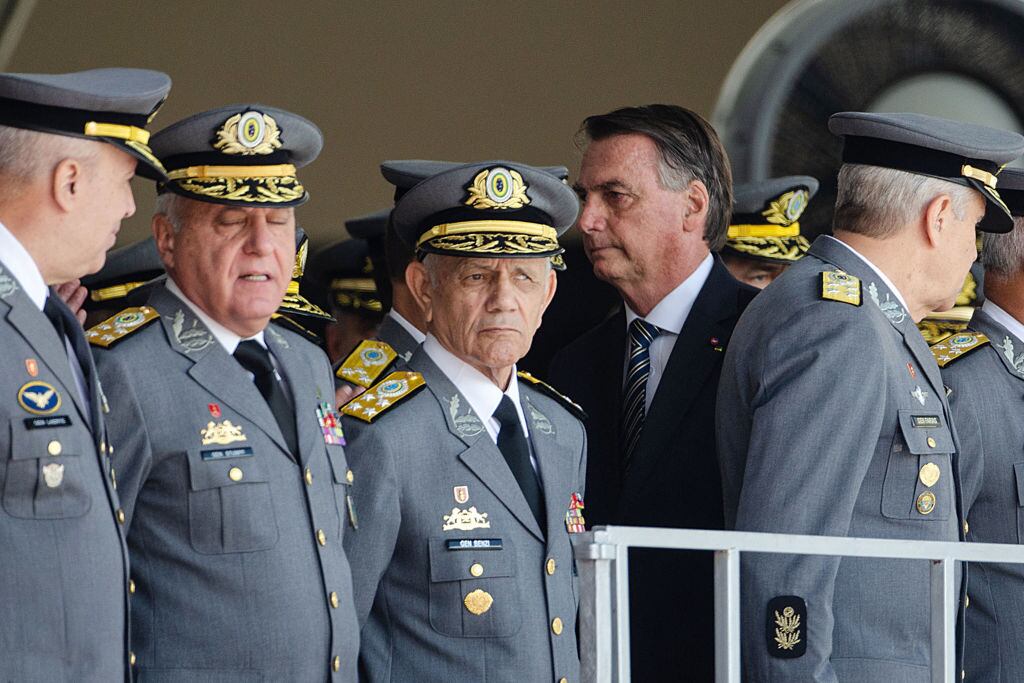 Jair Bolsonaro junto a los militares en uno de sus últimos actos