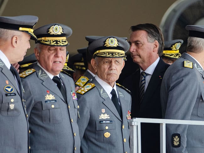 Jair Bolsonaro junto a los militares en uno de sus últimos actos