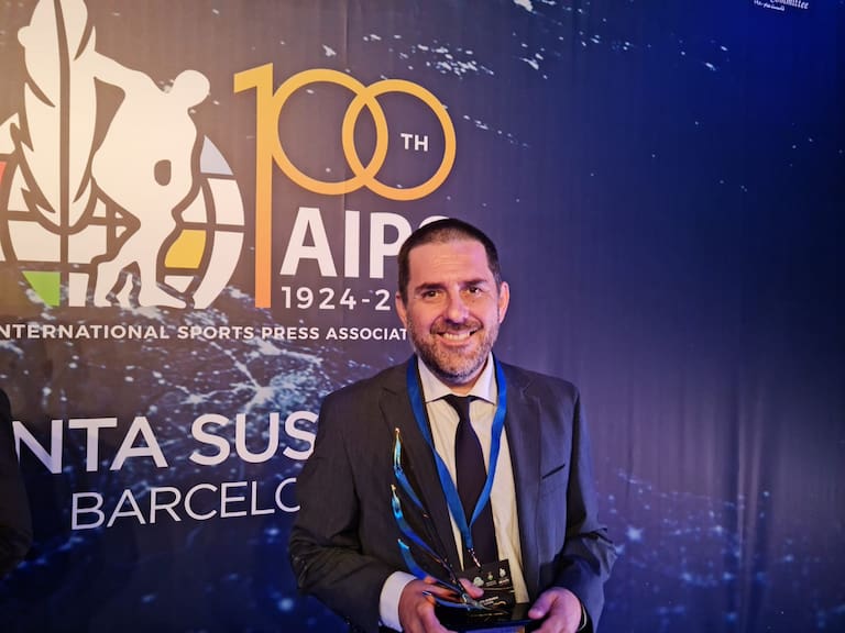 Cristian Arcos es galardonado con el Premio Nacional de Periodismo Deportivo