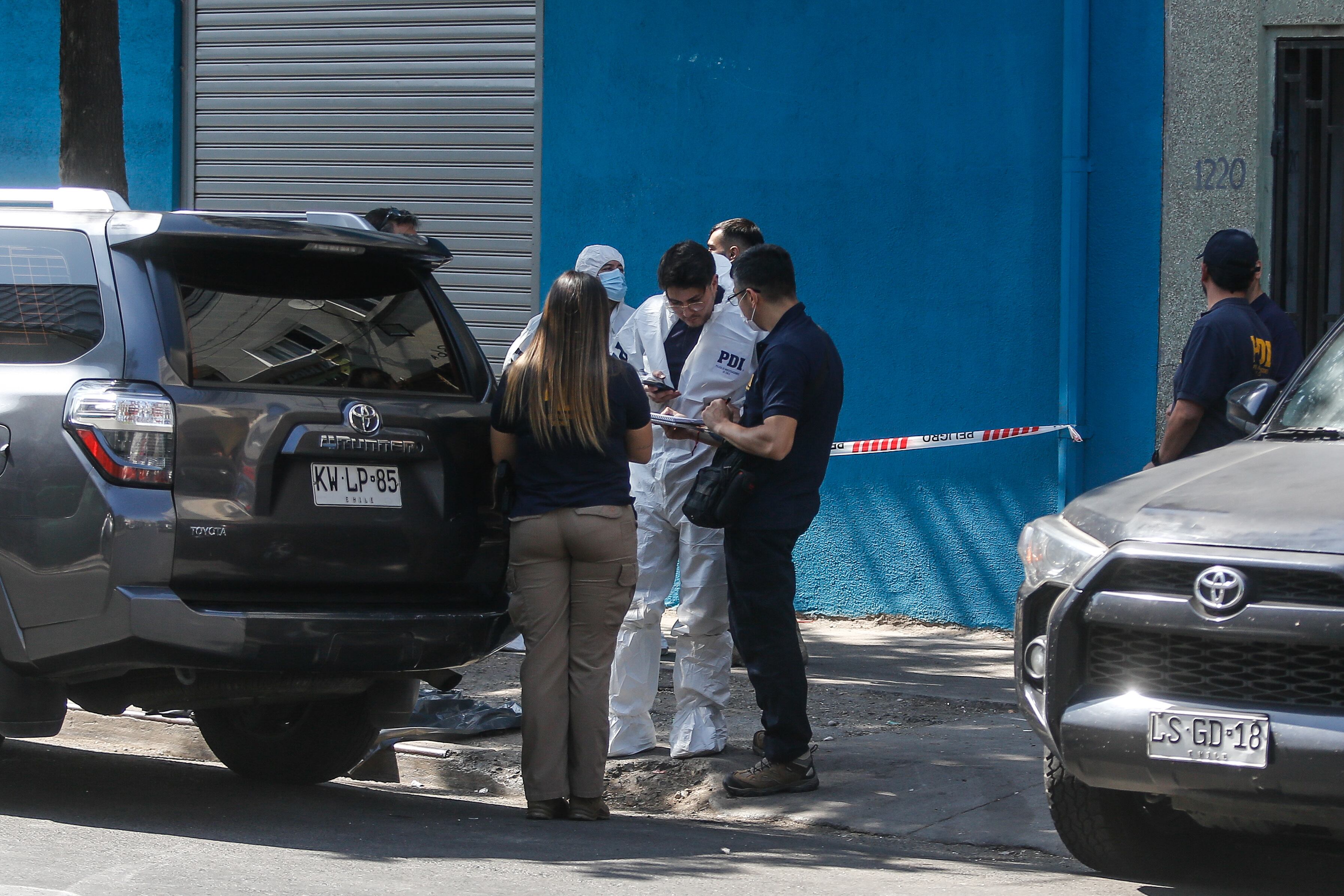 16 DE FEBRERO DE 2024 / SANTIAGO
Personal de Aseo de la Municipalidad de Independencia encontró un feto en basureros ubicados en Aníbal Pinto con Picarte, servicio médico legal realiza el retiro luego de pericias de la policía de Investigaciones
FOTO: DIEGO MARTIN/AGENCIAUNO