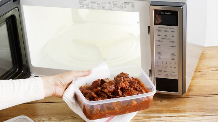 Estas son las comidas que nunca deberías recalentar en el microondas