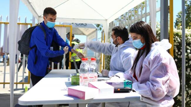 04 de Octubre del 2020/SANTIAGOProtocolos COVID-19 en la antesala del Clsico Universitario 190 ,durante el partido valido por la Decimotercera fecha del Campeonato Nacional AFP PlanVital 2020, entre Universidad Catlica vs Universidad de Chile, disputado en el Estadio San Carlos de Apoquindo.
FOTO:SEBASTIAN ORIA/AGENCIAUNO