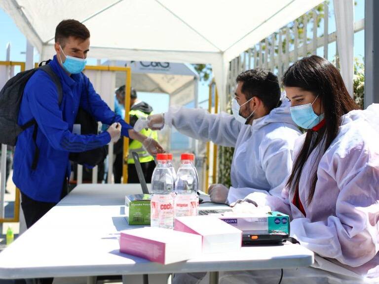 04 de Octubre del 2020/SANTIAGOProtocolos COVID-19 en la antesala del Clsico Universitario 190 ,durante el partido valido por la Decimotercera fecha del Campeonato Nacional AFP PlanVital 2020, entre Universidad Catlica vs Universidad de Chile, disputado en el Estadio San Carlos de Apoquindo.
FOTO:SEBASTIAN ORIA/AGENCIAUNO