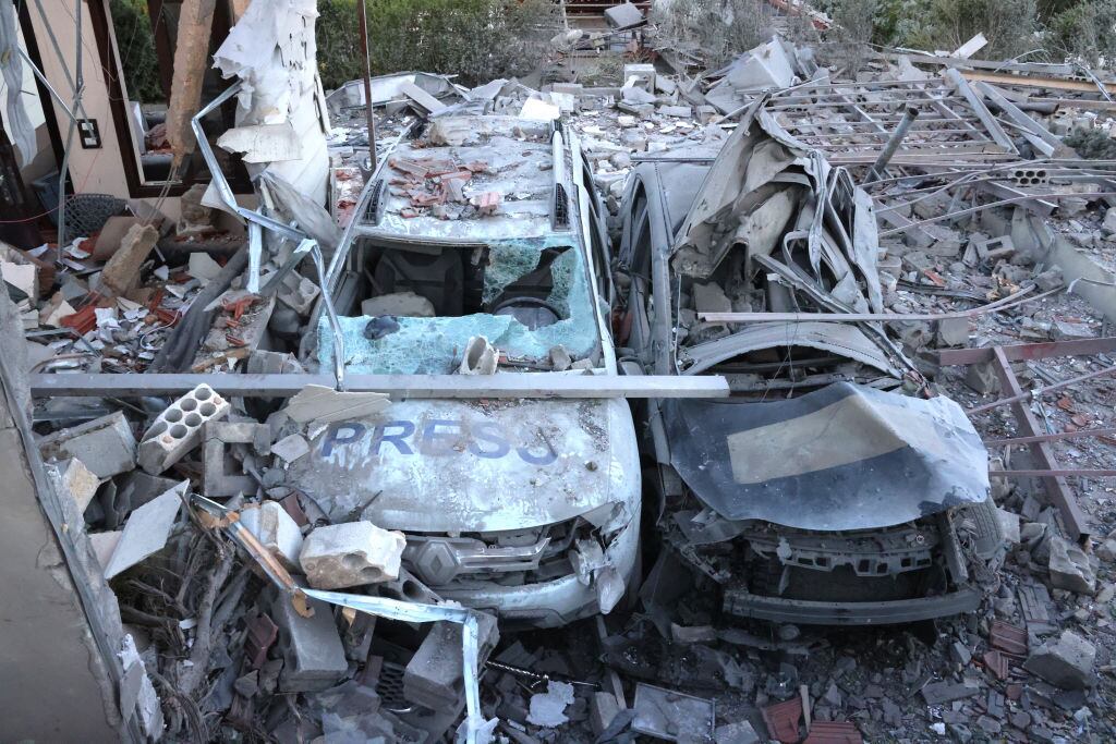 Una vivienda y unos autos completamente dañados tres un nuevo ataque aéreo de Israel sobre el Líbano, que deja tres periodistas y un camarógrafo asesinados