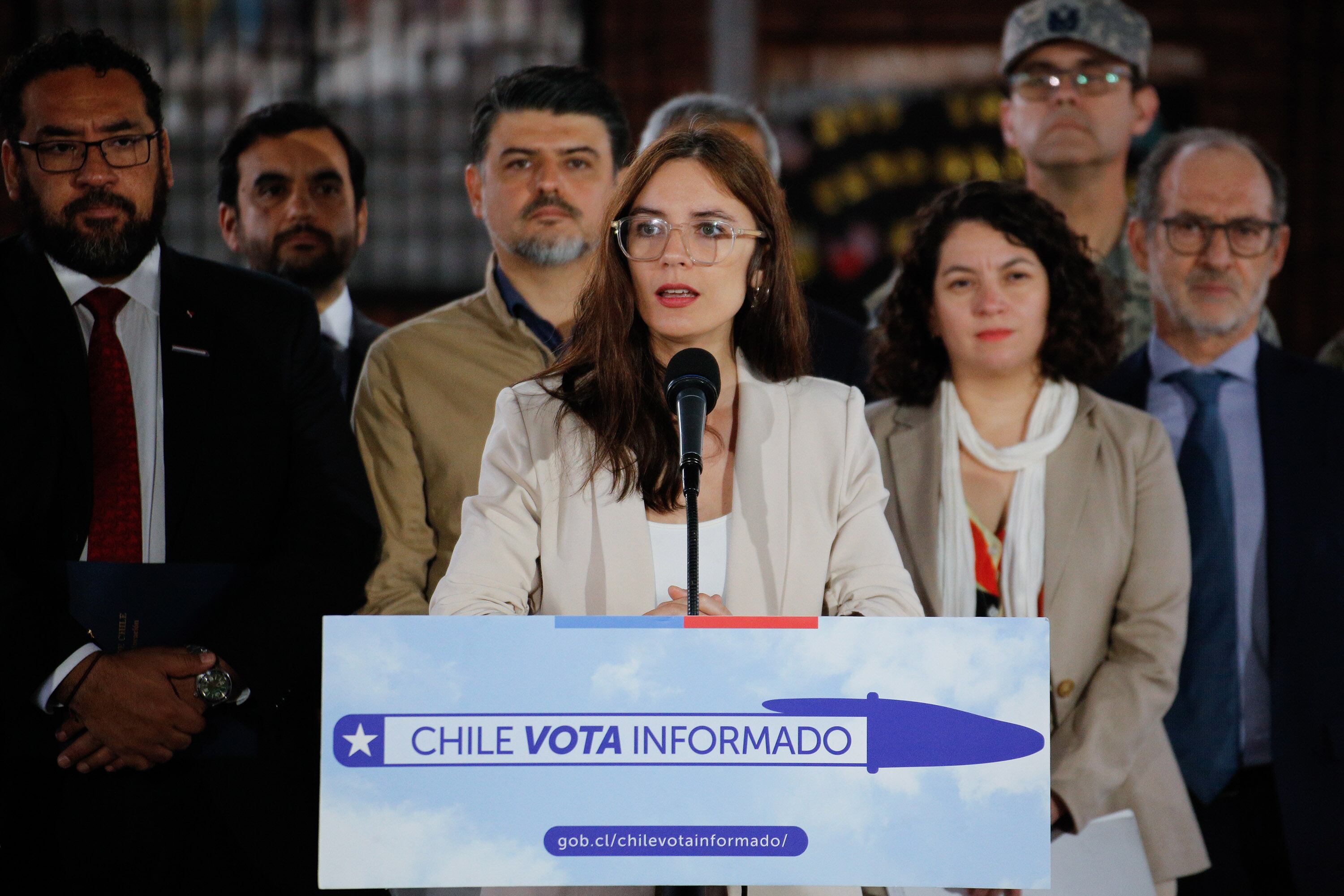 Escuela Pacto Andino/ESTACIÓN CENTRALEl ministro del Interior, Álvaro Elizalde; la vocera de Gobierno, Camila Vallejo y la ministra secretaria general de la Presidencia, Macarena Lobos, junto a representantes del Ejército y de Carabineros, entregan información y recomendaciones sobre el proceso electoral de segunda vuelta para el dia domingo. 
FOTO: CRISTÓBAL RAMÍREZ/AGENCIAUNO