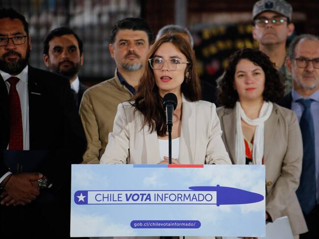 Escuela Pacto Andino/ESTACIÓN CENTRAL
El ministro del Interior, Álvaro Elizalde; la vocera de Gobierno, Camila Vallejo y la ministra secretaria general de la Presidencia, Macarena Lobos, junto a representantes del Ejército y de Carabineros, entregan información y recomendaciones sobre el proceso electoral de segunda vuelta para el dia domingo.
FOTO: CRISTÓBAL RAMÍREZ/AGENCIAUNO