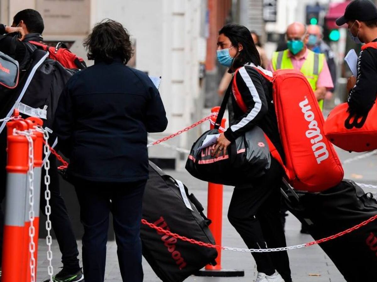 Problemas en el Australia Open: 47 tenistas deberán realizar cuarentena tras detectar casos de Covid-19 en vuelos chárter
