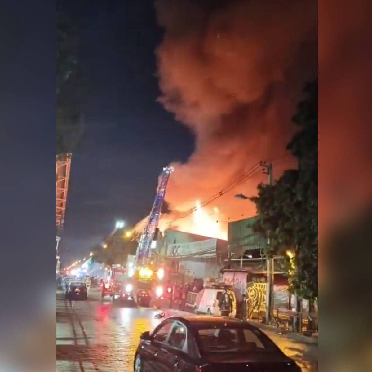 Emergencia en Estación Central: incendio consume locales comerciales y viviendas colindantes al Persa Estación