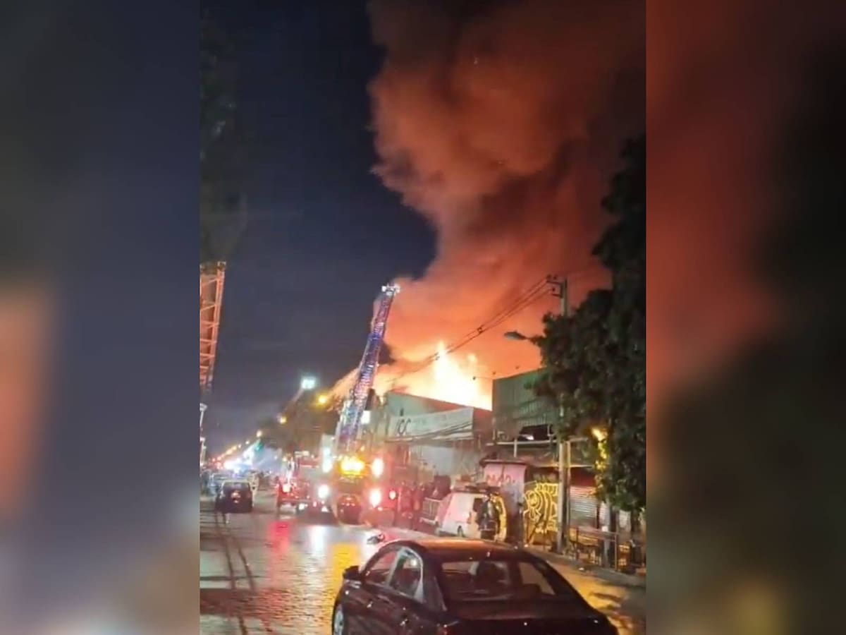 Emergencia en Estación Central: incendio consume locales comerciales y viviendas colindantes al Persa Estación