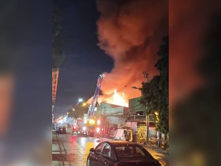 Emergencia en Estación Central: incendio consume locales comerciales y viviendas colindantes al Persa Estación