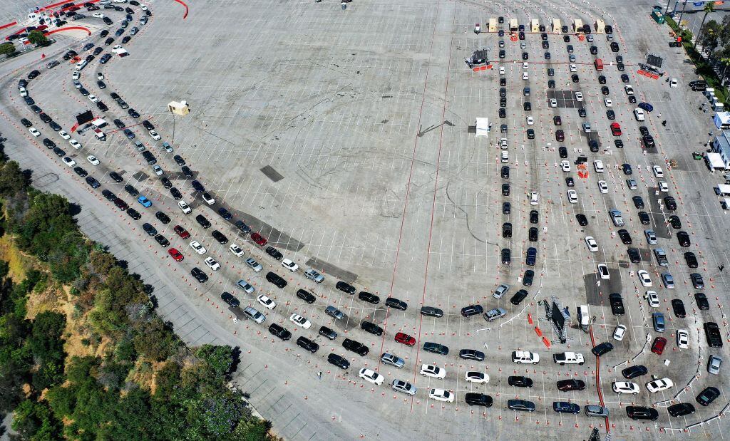 Ciudadanos de Los Angeles hacen fila para hacerse test de Covid-19 en Los Angeles
