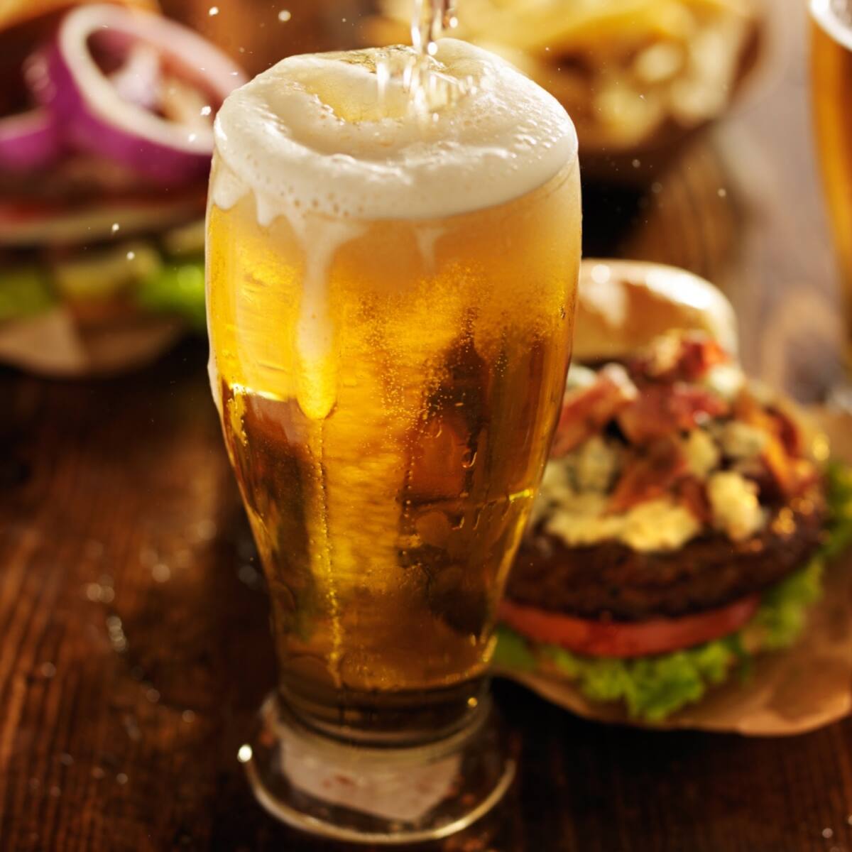 Día mundial de la cerveza: guia definitiva para elegir con qué tipo acompañar frituras, comida picante, quesos y carnes