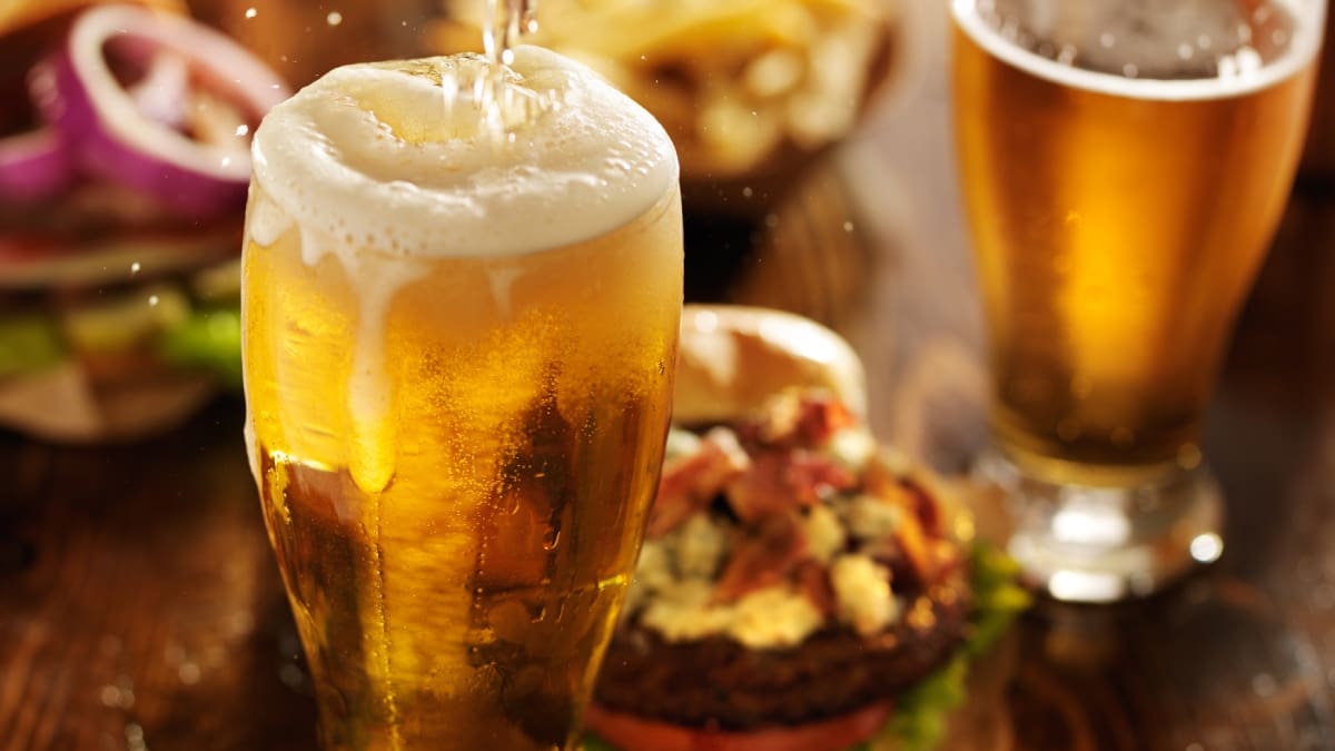 Día mundial de la cerveza: guia definitiva para elegir con qué tipo acompañar frituras, comida picante, quesos y carnes