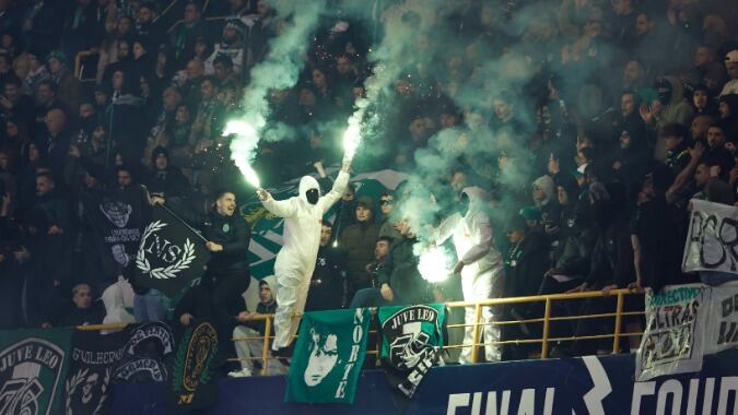 Lamentable episodio: niño es hospitalizado tras sufrir heridas por pirotecnia utilizada en partido de Europa League