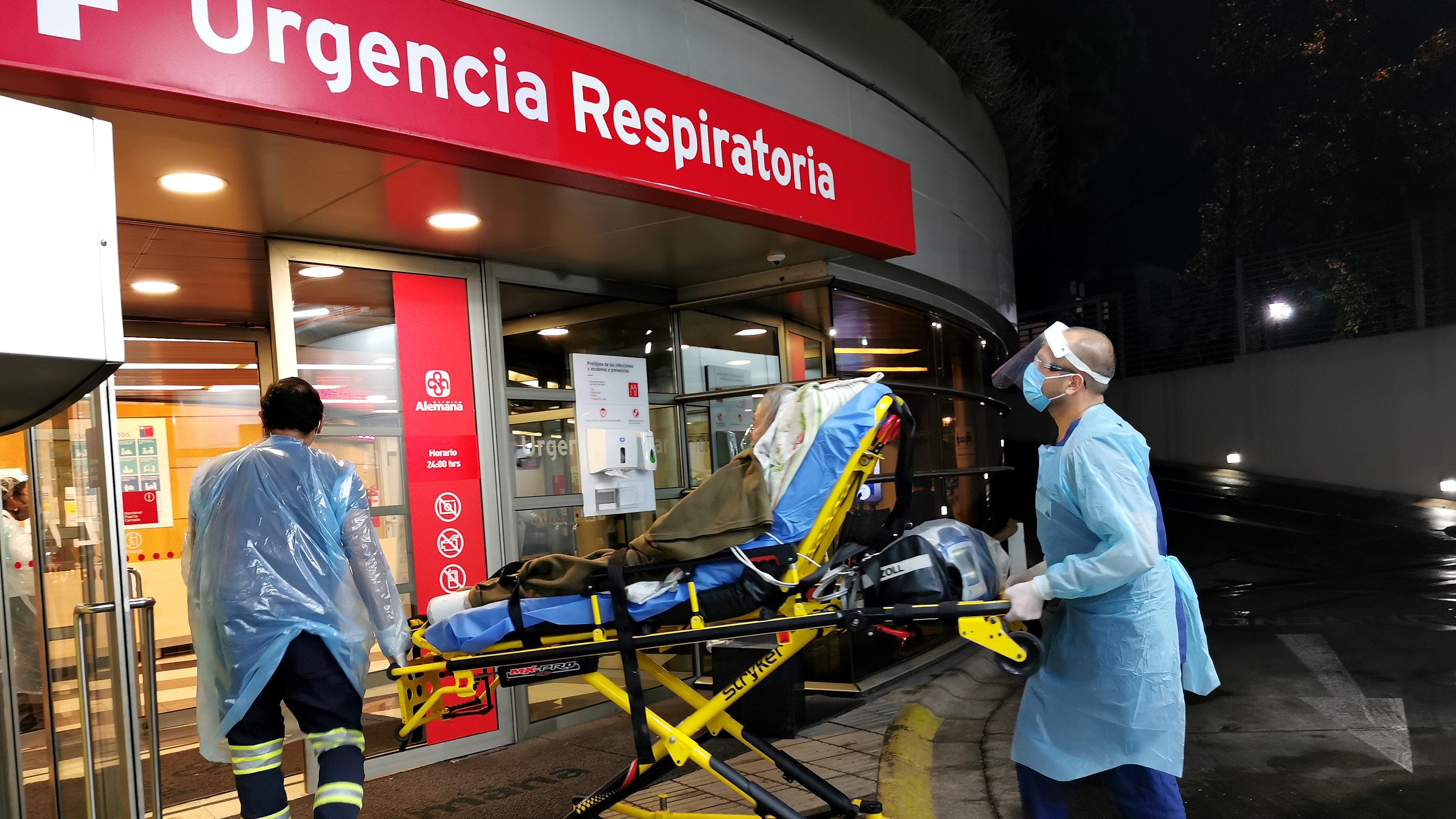 20 de Mayo de 2020/SANTIAGOFuncionarios de Help, ingresan a un paciente con sntomas de coronavirus al sector de Urgencia Respiratoria la Clnica Alemana durante el aumento considerable de contagiados por COVID-19 
FOTO:MARIO DAVILA /AGENCIAUNO
