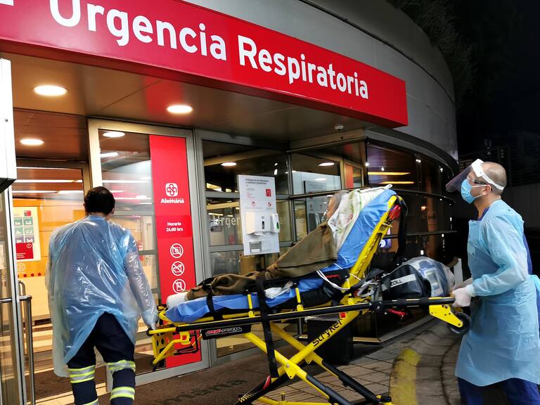 20 de Mayo de 2020/SANTIAGOFuncionarios de Help, ingresan a un paciente con sntomas de coronavirus al sector de Urgencia Respiratoria la Clnica Alemana durante el aumento considerable de contagiados por COVID-19
FOTO:MARIO DAVILA /AGENCIAUNO