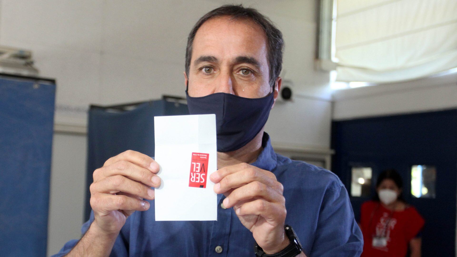 29 DE NOVIEMBRE DE 2020/SANTIAGO
El candidato de la UDI Pablo Zalaquett sufraga en la Mesa 70M de la Alianza Francesa, en la comuna de Vitacura, Santiago.

FOTO: AILEN DÍAZ/AGENCIAUNO