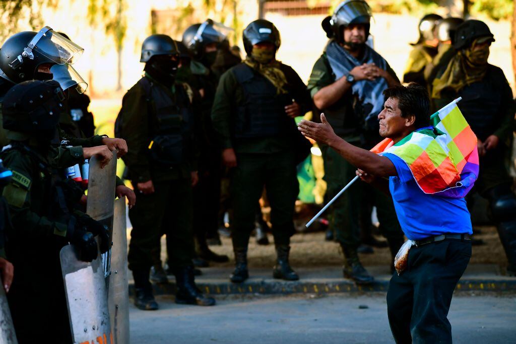 La policía reprime una manifestación en la ciudad de La Paz
