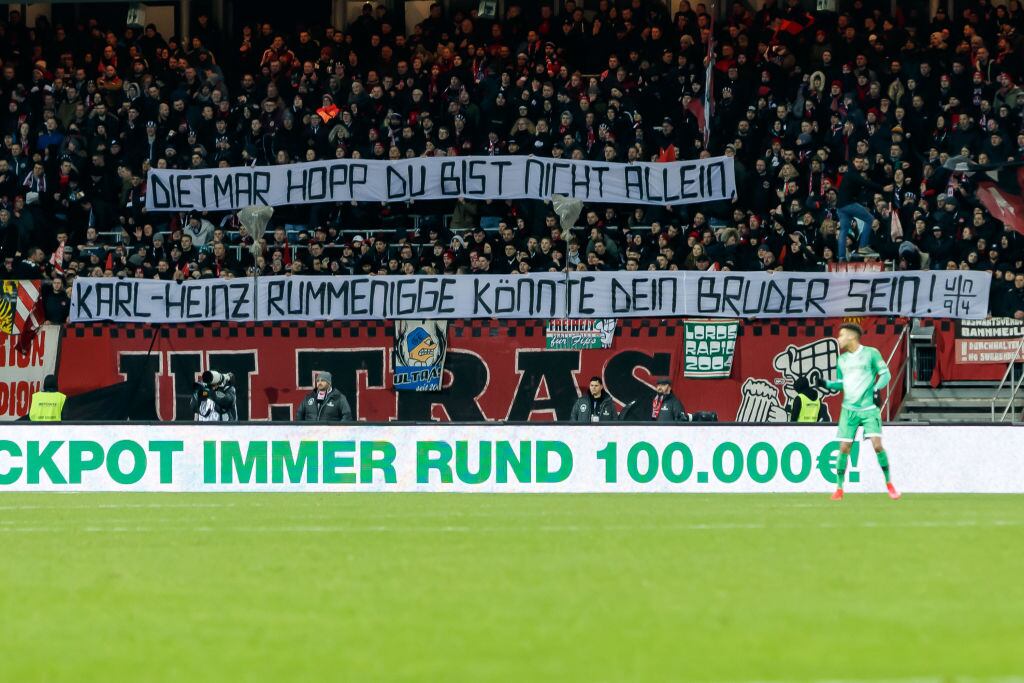 La barra de FC Nürnberg protesta en contra de la protección de la federación a Hopp