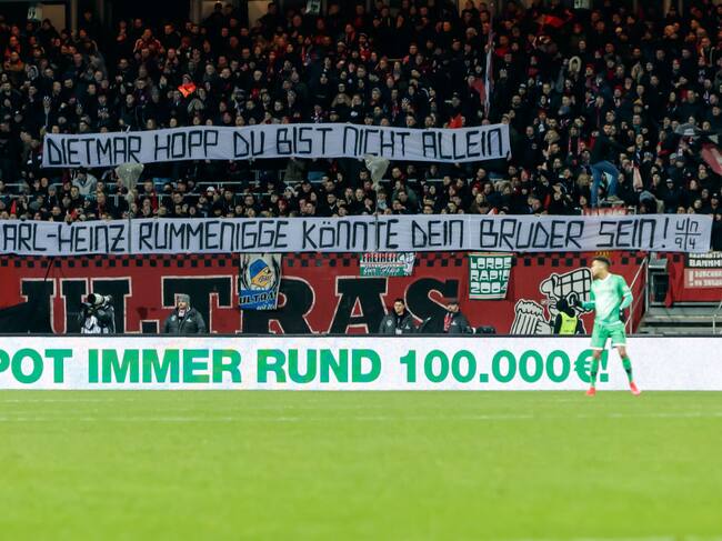 La barra de FC Nürnberg protesta en contra de la protección de la federación a Hopp