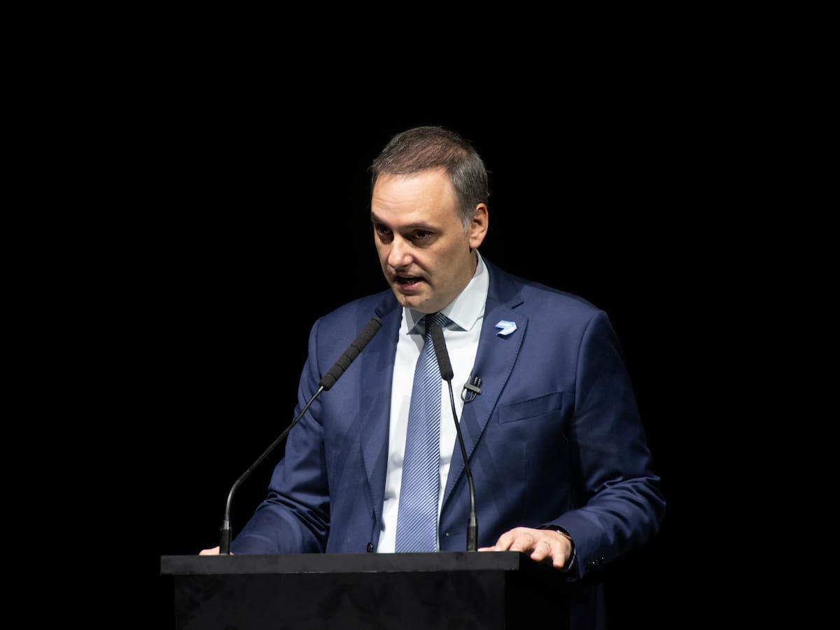 Jefe de Gabinete de Milei reconoce que no declaró medio millón de dólares y habla de “ahorro en negro”