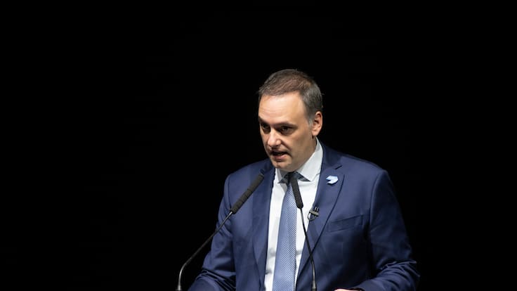 Jefe de Gabinete de Milei reconoce que no declaró medio millón de dólares y habla de “ahorro en negro”