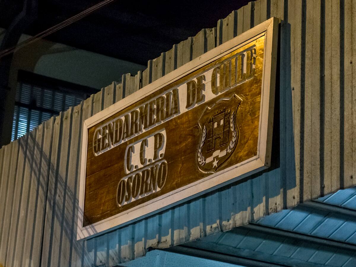 Dos reos burlan controles y se fugan de cárcel en Osorno: uno fue recapturado mientras el otro sigue prófugo