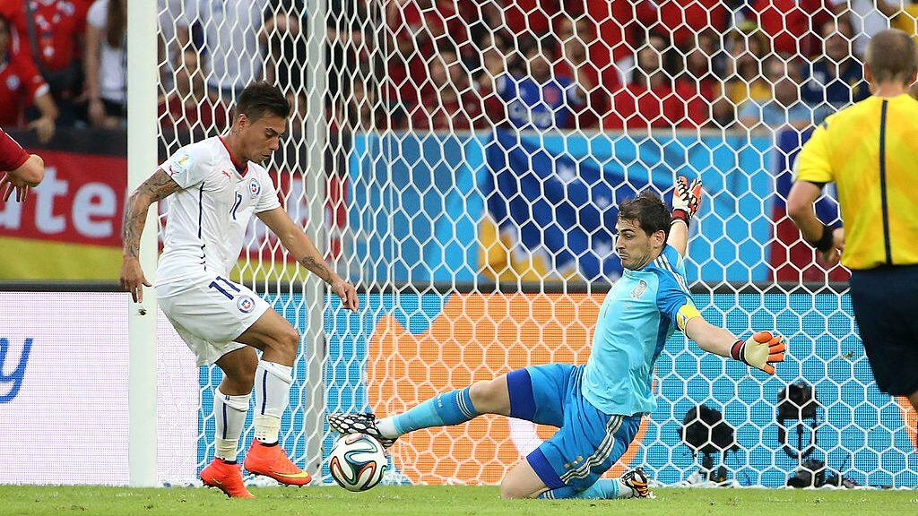 RIO DE JANEIRO, BRAZIL - JUNE 18: Eduardo Vargas of Chile scores a goal beating goalkeeper of Spain Iker Casillas during the 2014 FIFA World Cup Brazil Group B match between Spain and Chile at Estadio Maracana on June 18, 2014 in Rio de Janeiro, Brazil. (Photo by Jean Catuffe/Getty Images)