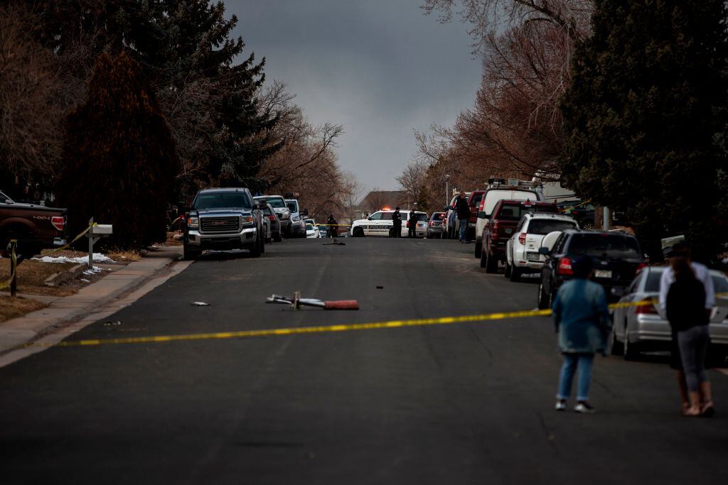 La policía de Denver bloqueó la calle donde cayeron los escombros de un avión