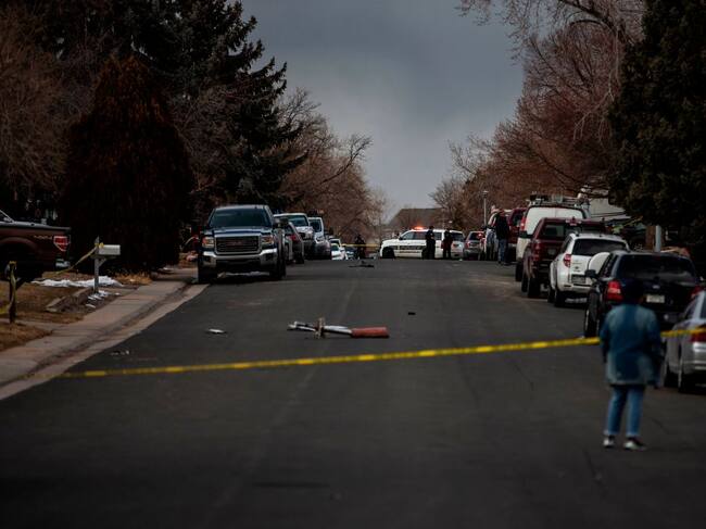 La policía de Denver bloqueó la calle donde cayeron los escombros de un avión