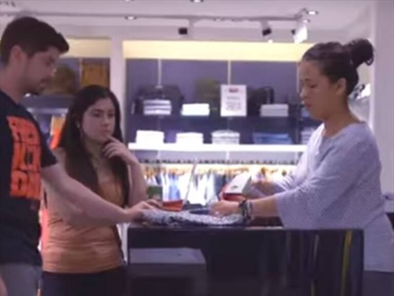 Perry Ellis respalda a vendedora que fue insultada por clienta en Alto Las Condes