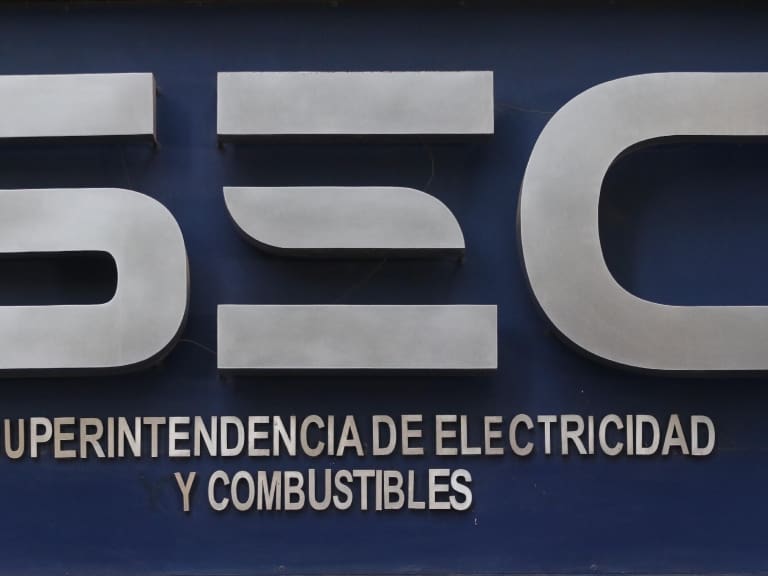 Poste estaba “colgado” a la red eléctrica: SEC formula cargos a Cerro Navia por muerte de hombre electrocutado