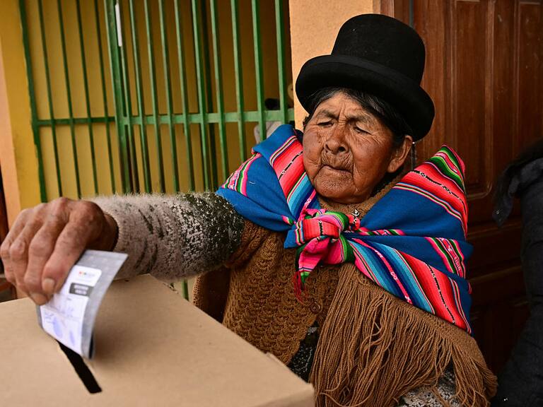 An Aymara woman casts her vote during the presidential runoff election, in Laja, some 30km west of La Paz, on October 19, 2025. Bolivians head to the polls to choose between right-wing candidates Jorge 'Tuto' Quiroga and Senator Rodrigo Paz, both promising change as the country of some 12 million people sees the end of two decades of socialist rule. (Photo by MARTIN BERNETTI / AFP) (Photo by MARTIN BERNETTI/AFP via Getty Images)