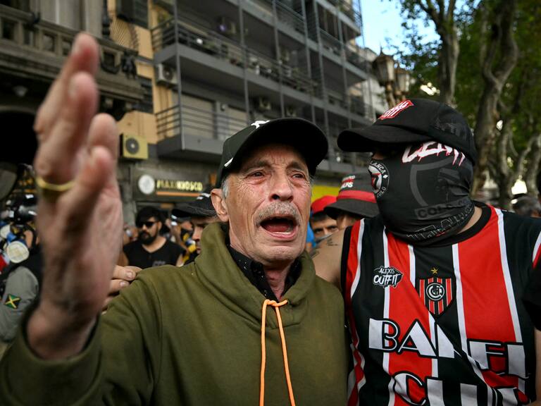 Se unieron las barras bravas de fútbol: marcha de jubilados en Buenos Aires termina con incidentes y enfrentamientos con la policía