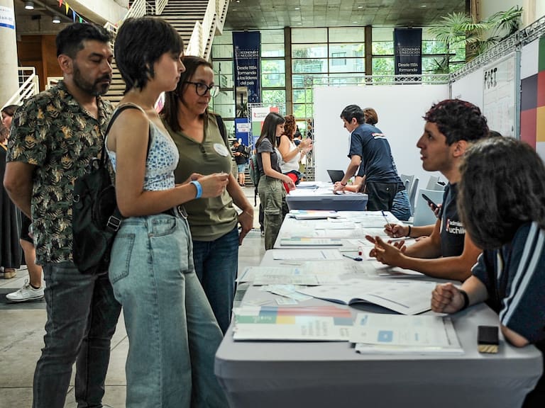 Admisión 2025: Esta es la universidad chilena que recibió más postulaciones (y su carrera de mayor demanda)