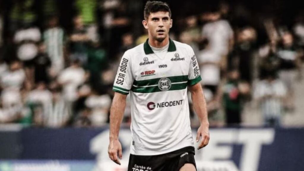 Benjamin Kuscevic sucumbe ante Luis Suárez en la goleada de Gremio sobre Coritiba