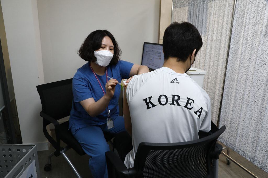 Personal médica aplica una vacuna anticovid en Corea del Sur