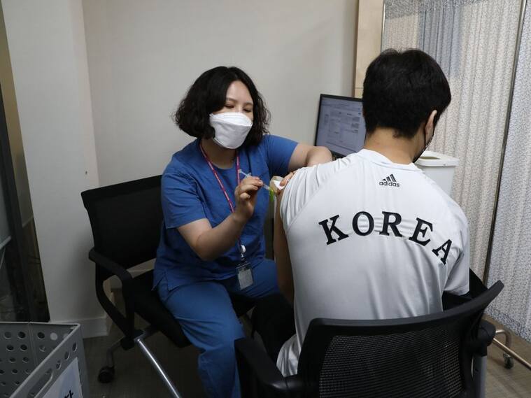 Personal médica aplica una vacuna anticovid en Corea del Sur