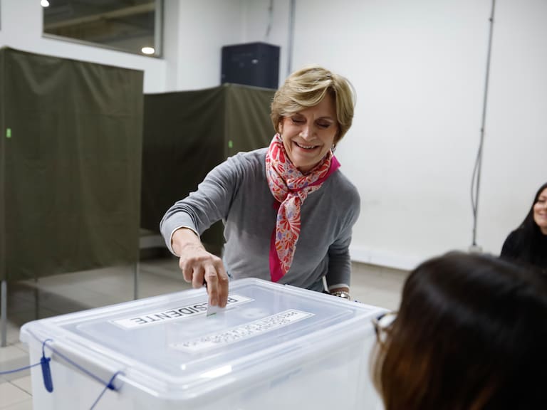 14 de diciembre de 2025/PROVIDENCIA
La Excandidata presidencial Evelyn Matthei llega hasta el Instituto Duoc en providencia para emitir su sufragio, durante la segunda vuelta de las elecciones presidenciales 2025.
FOTO: CRISTÓBAL RAMÍREZ/AGENCIAUNO