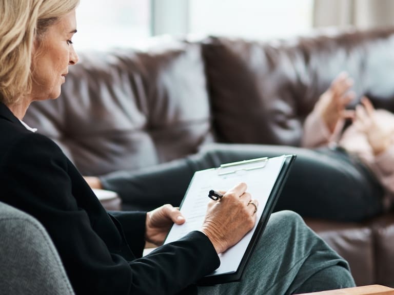 Termómetro de Salud Mental: uno de cada diez chilenos dice estar recibiendo actualmente algún tratamiento