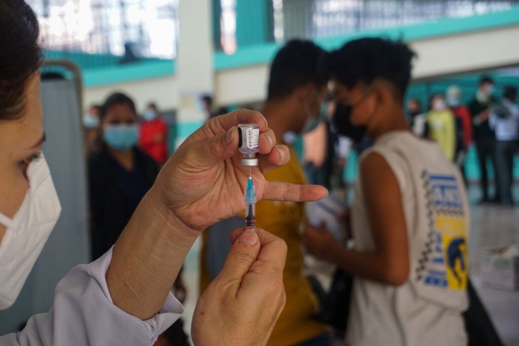 Una trabajadora de la salud prepara una vacuna anticovid