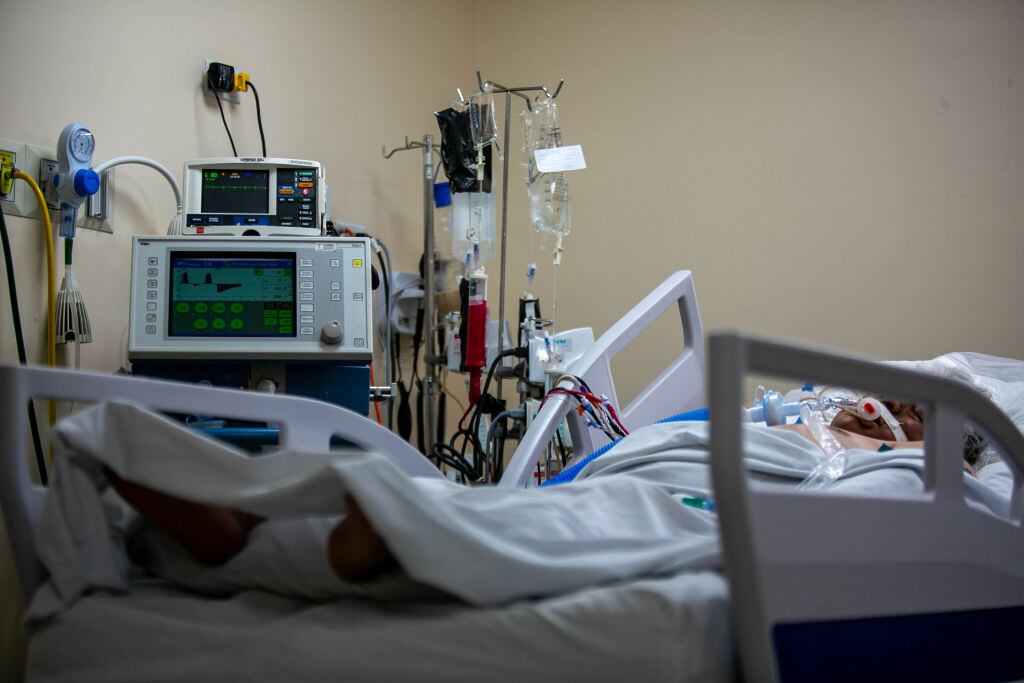 Un paciente Covid-19 en cuidados intensivos en un hospital de Ecuador