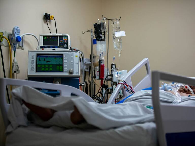 Un paciente Covid-19 en cuidados intensivos en un hospital de Ecuador
