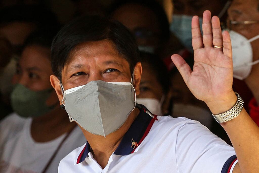Ferdinand Marcos Junior saluda en el inicio de las elecciones en Filipinas
