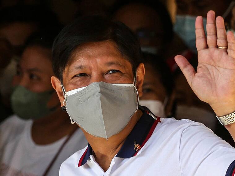 Ferdinand Marcos Junior saluda en el inicio de las elecciones en Filipinas