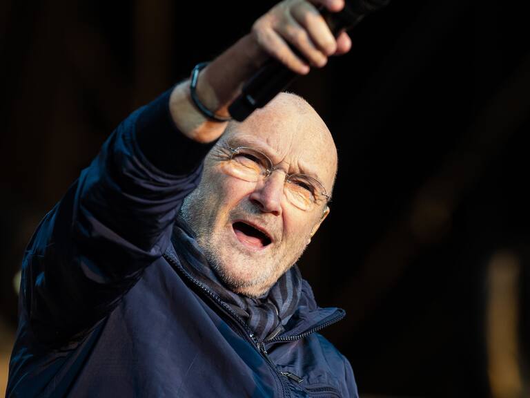 Phil Collins llamó la atención de sus fans luego de reaparecer en silla de ruedas