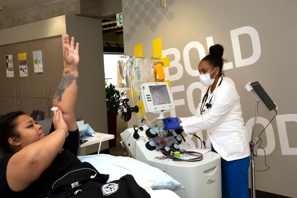 Una médica toma muestras de sangre a una paciente recuperada de Covid-19 en Seattle
