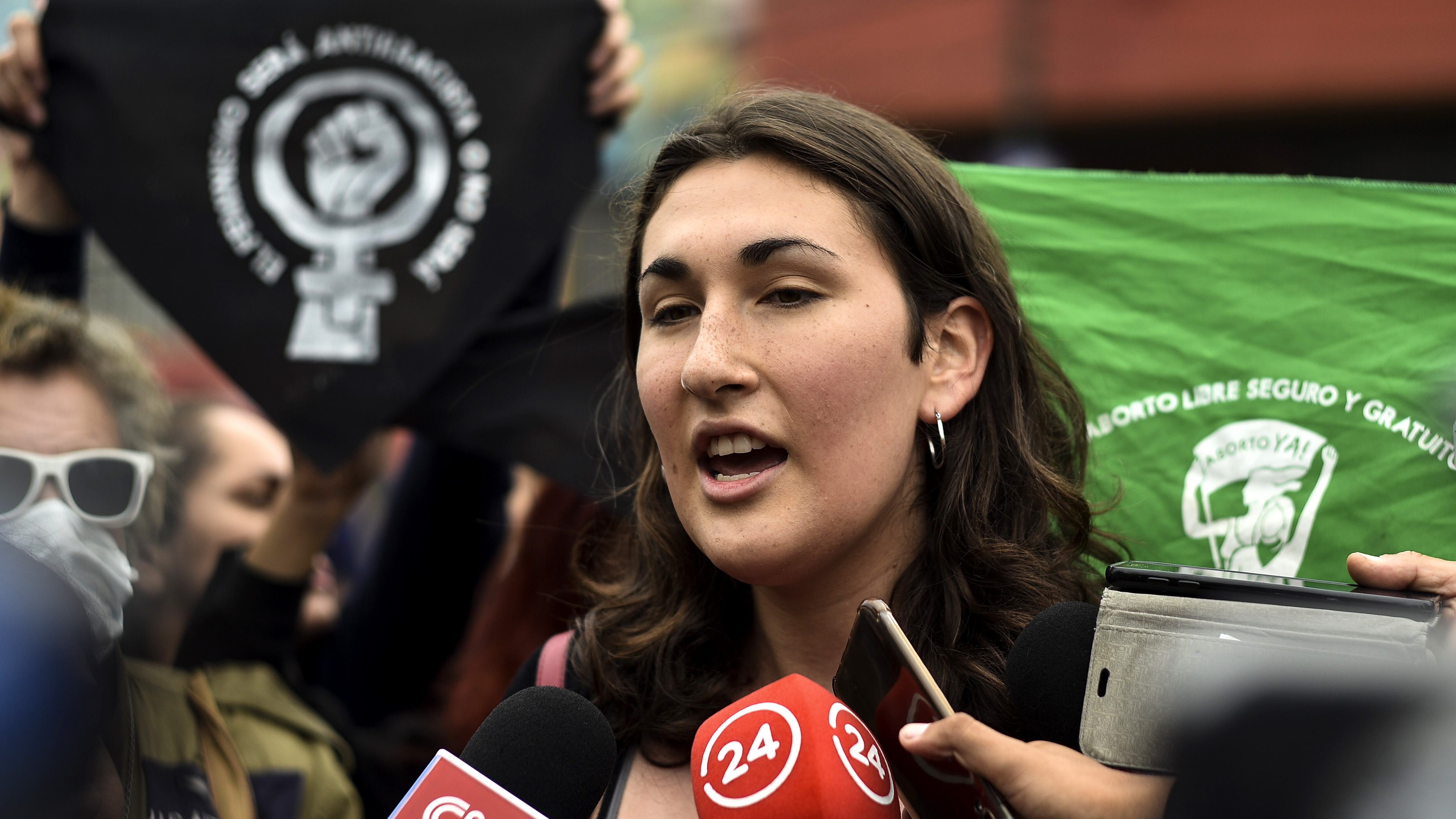 VALPARAISO, 03 de Marzo 2020.Presidenta de la Fech Emilia Schneider da declaraciones durante manifestaciones feministas en Av. Argentina en el contexto de la interpelacion a la Ministra Plá en el Congreso Nacional en Valparaiso
FOTO: MIGUEL MOYA//AGENCIAUNO