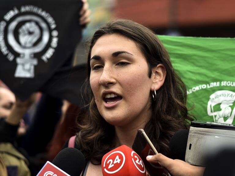 VALPARAISO, 03 de Marzo 2020.Presidenta de la Fech Emilia Schneider da declaraciones durante manifestaciones feministas en Av. Argentina en el contexto de la interpelacion a la Ministra Plá en el Congreso Nacional en Valparaiso
FOTO: MIGUEL MOYA//AGENCIAUNO